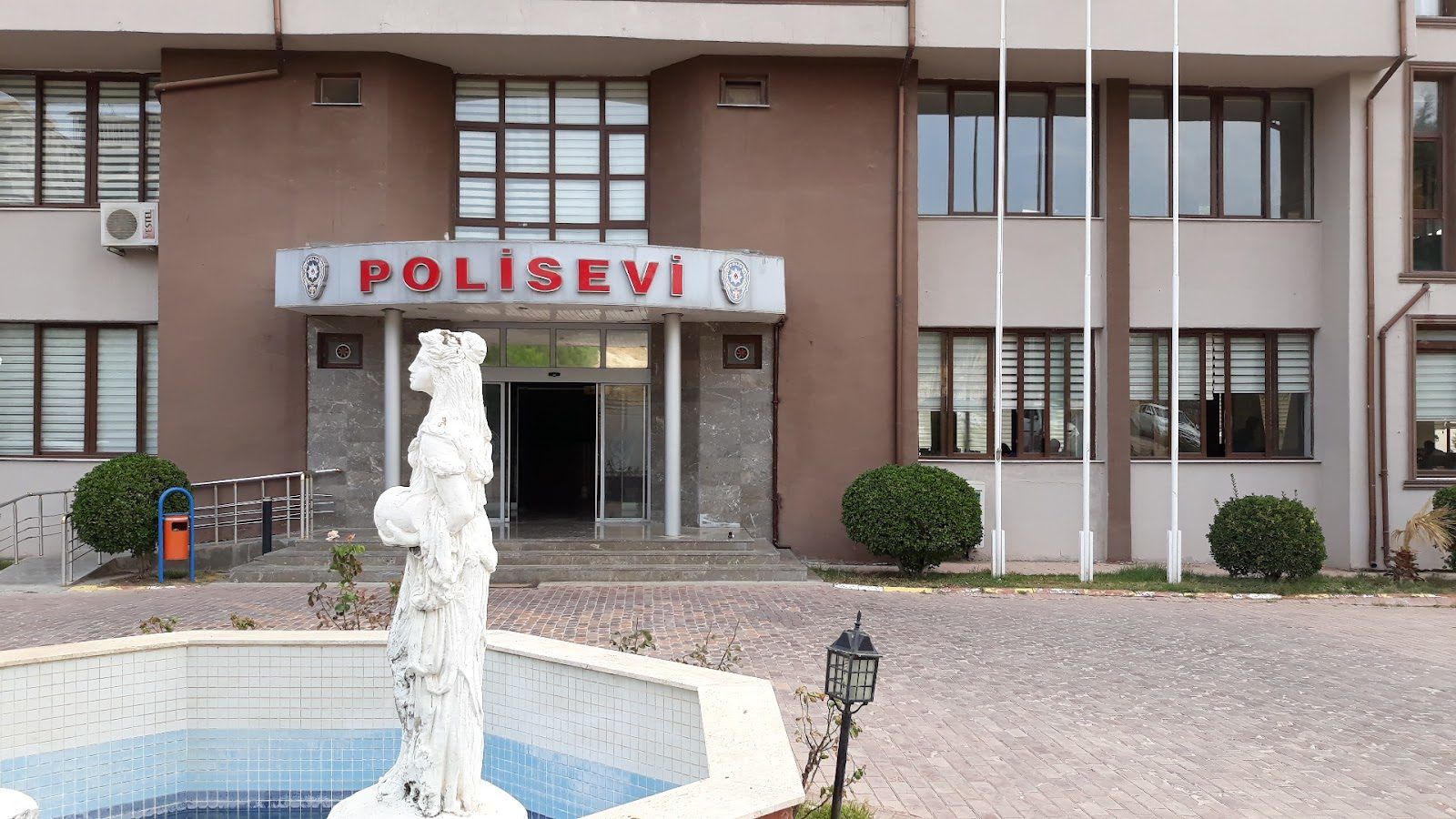 Kilis Polisevi binası ve süs havuzu