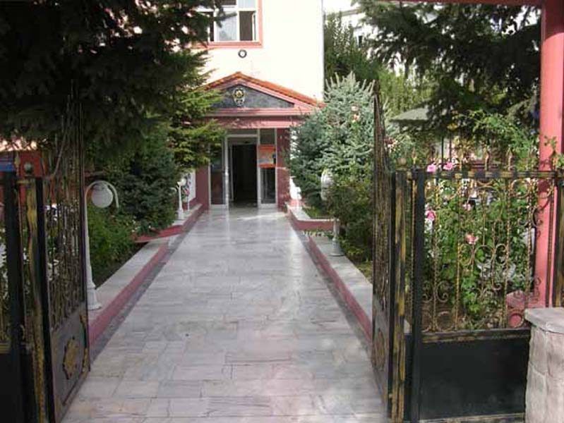 Kırşehir Polisevi bahçesinde yürüyüş yolu