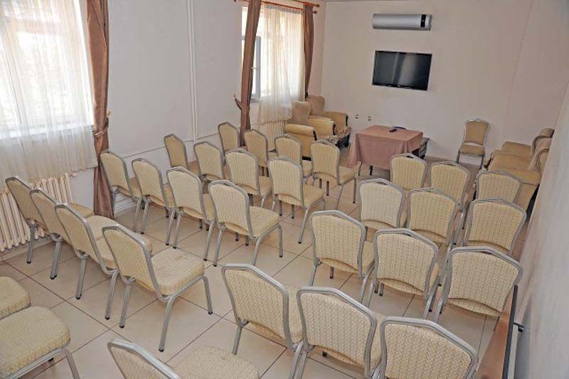 Kırşehir Polisevi konferans salonunda oturma düzeni