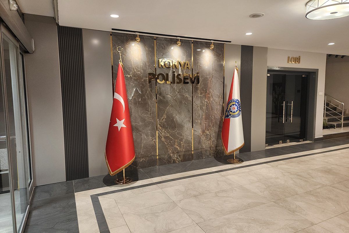 Konya Polisevi asansör holü