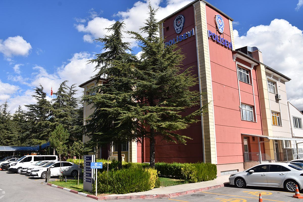 Konya Polisevi binasının dış cephesi