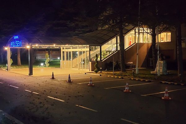 Konya Polisevi binasının gece görünümü