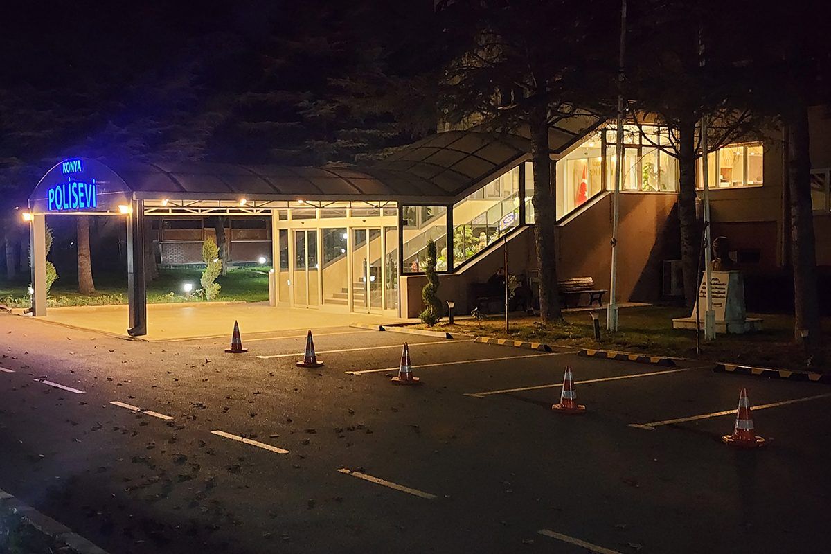 Konya Polisevi binasının gece görünümü