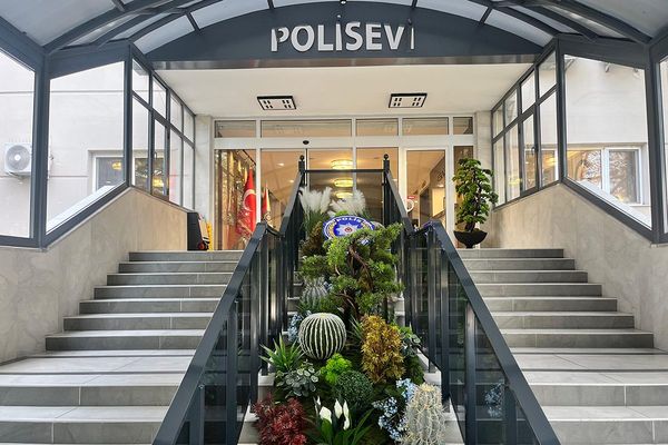 Konya Polisevi merdivenli ana girişi