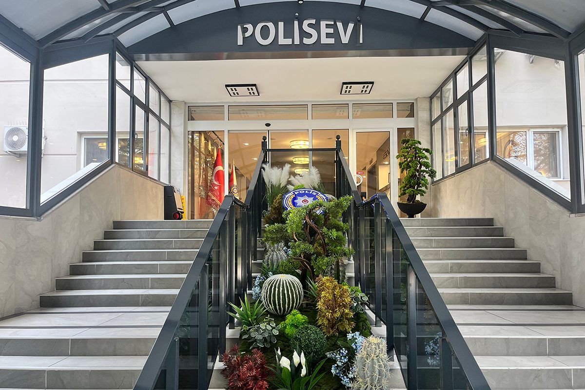 Konya Polisevi merdivenli ana girişi