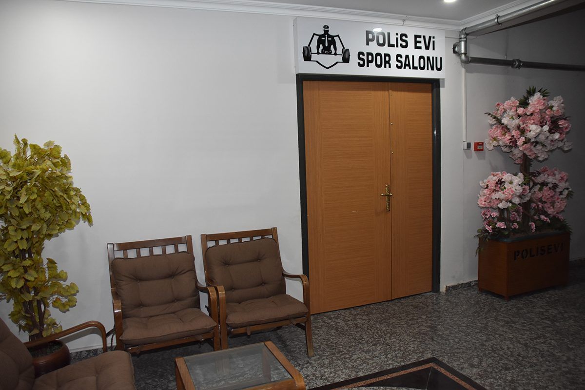 Konya Polisevi spor salonu girişi