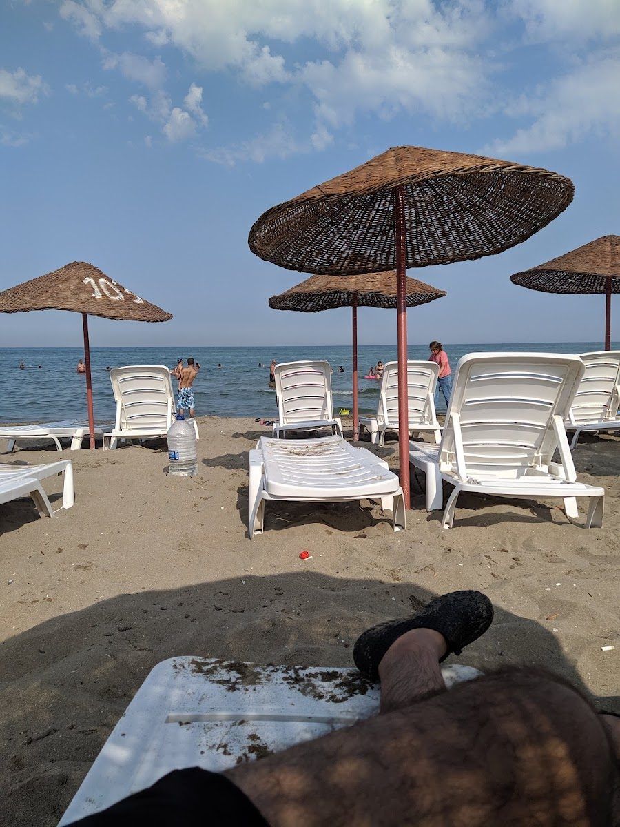 Kumbağ Polis Kampı plajında şezlonglar