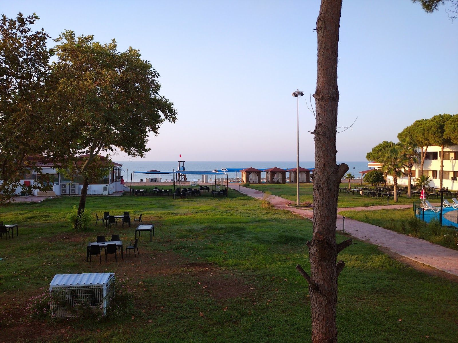 Lara Polisevi'nin ağaçlı bahçesi ve deniz