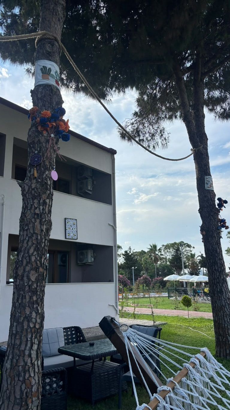 Lara Polisevi'nin bahçesi ve konaklama binası