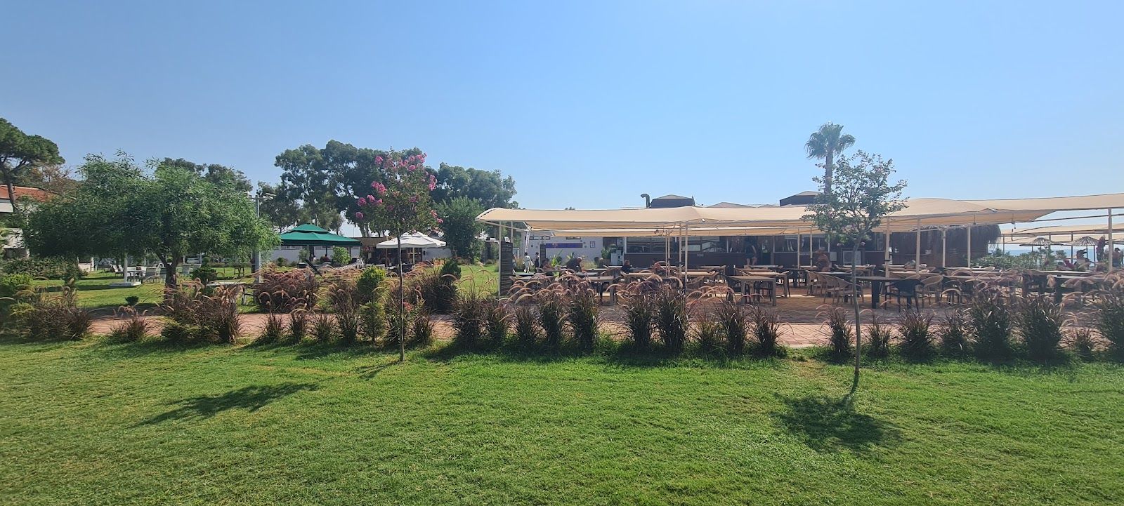 Lara Polisevi'nin çim alanı ve restoran binası