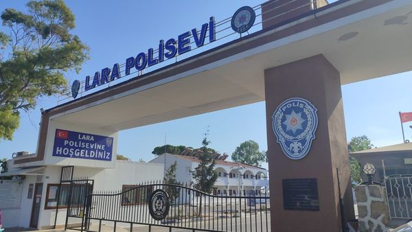 Lara Polisevi giriş kemeri ve karşılama tabelası