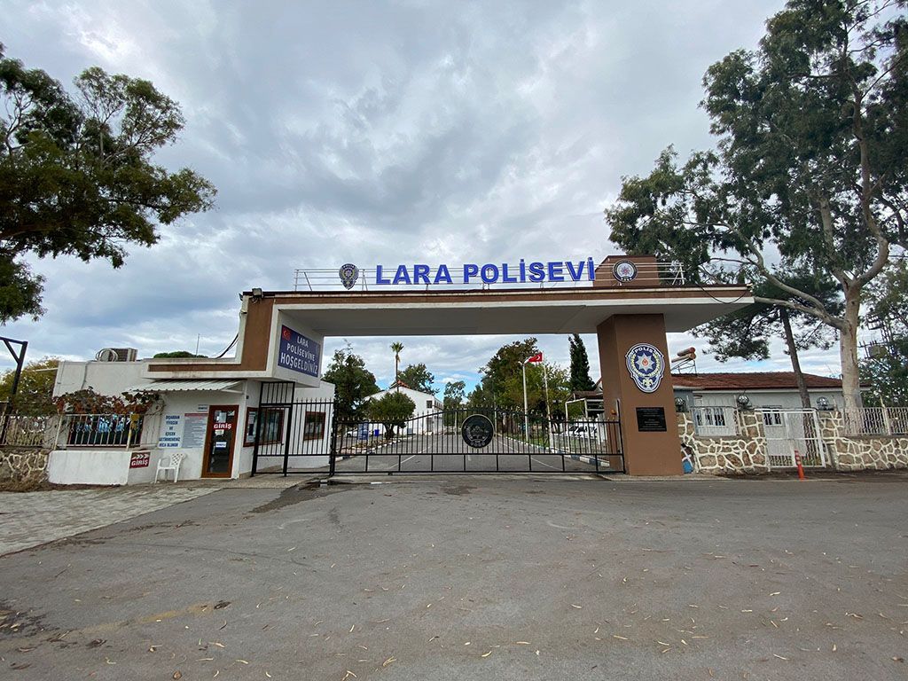Lara Polisevi'nin giriş kapısı ve tesis tabelası