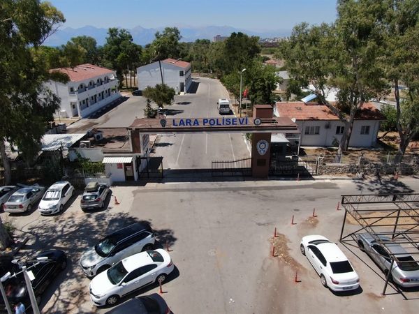 Lara Polisevi girişi ve otopark alanı