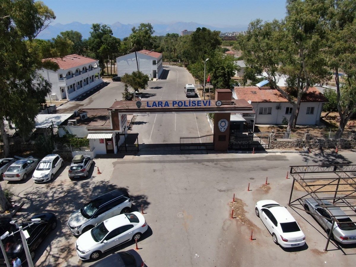 Lara Polisevi girişi ve otopark alanı