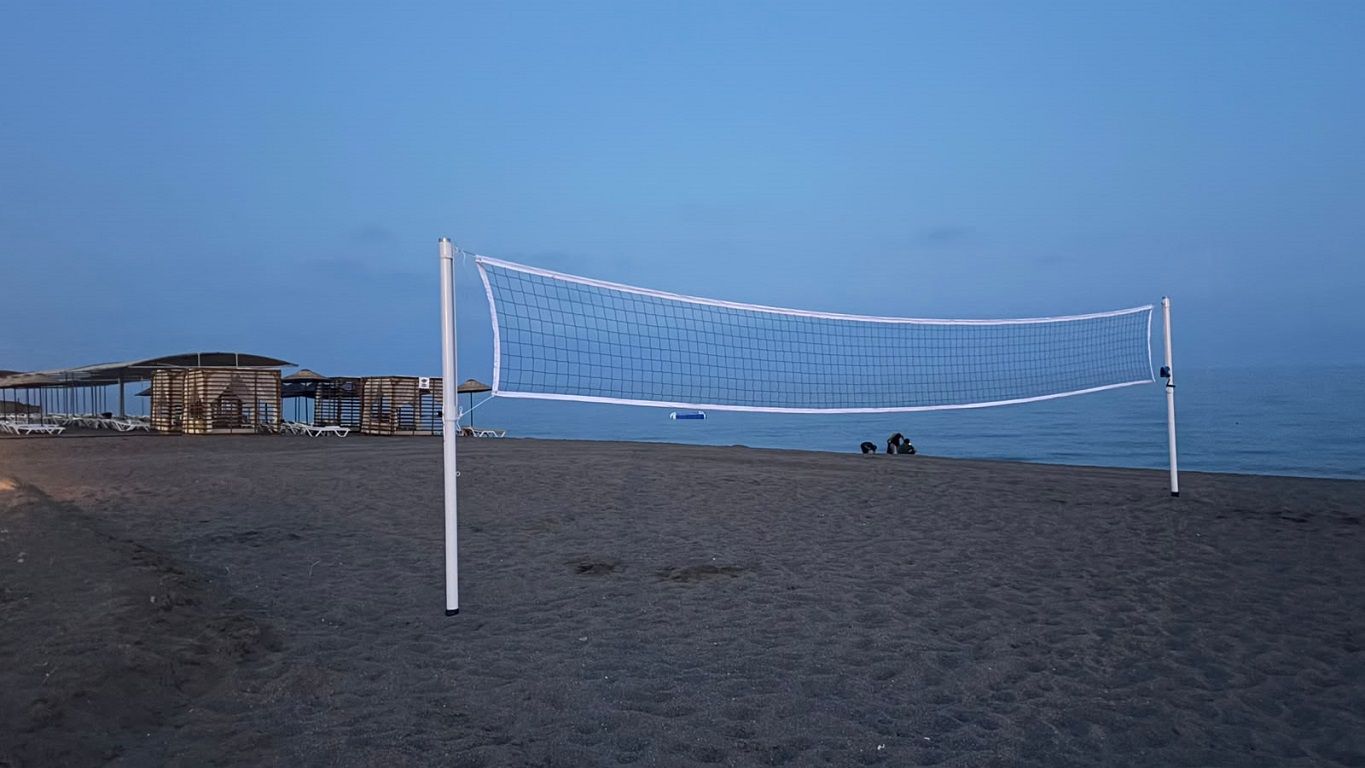 Lara Polisevi plajında voleybol sahası