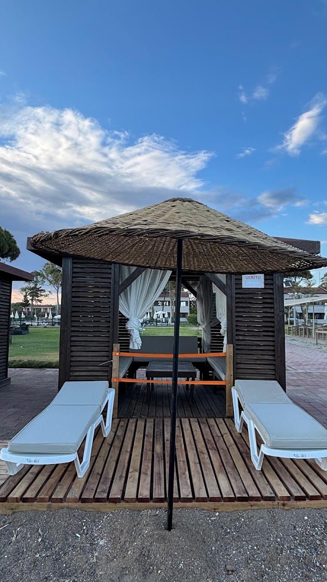 Lara Polisevi plajında ahşap platformlu gazebo