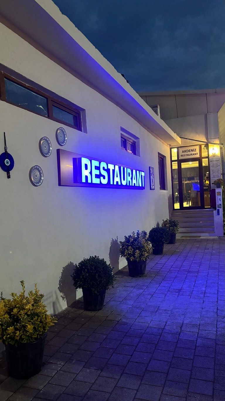 Lara Polisevi restoranının gece görünümü