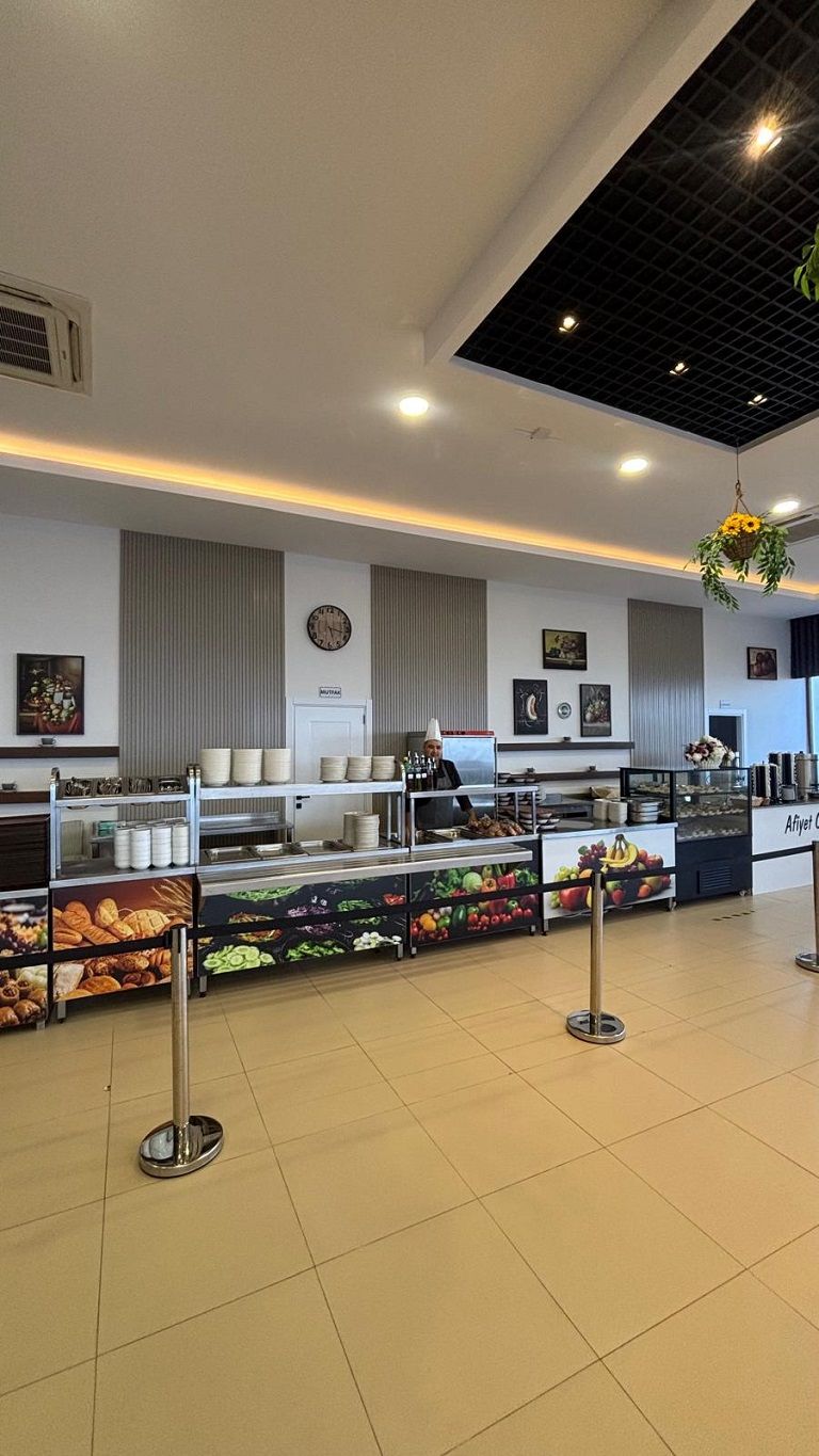 Lara Polisevi restoranının iç mekânı ve açık büfe