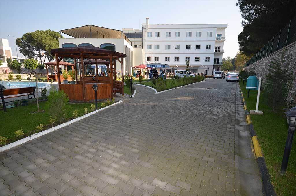 Manisa Polisevi bahçesinde kamelya
