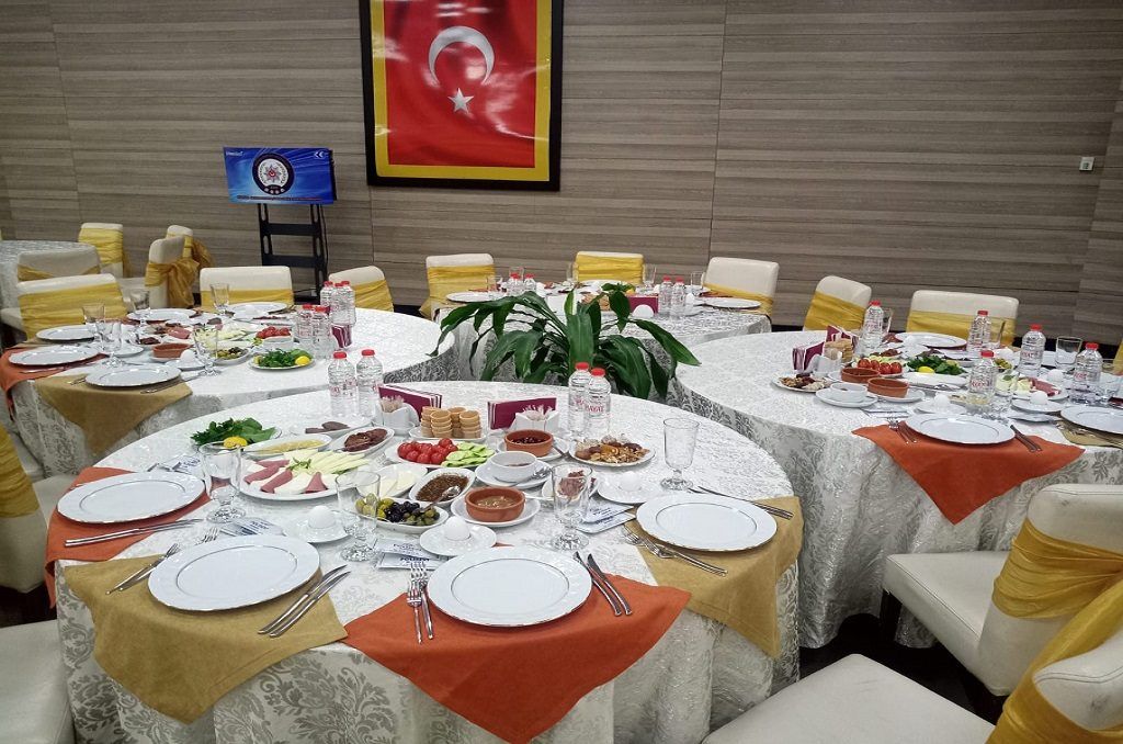 Manisa Polisevi davet masası düzeni