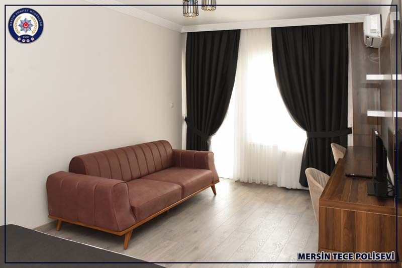 Mersin Tece Polisevi odasında oturma köşesi