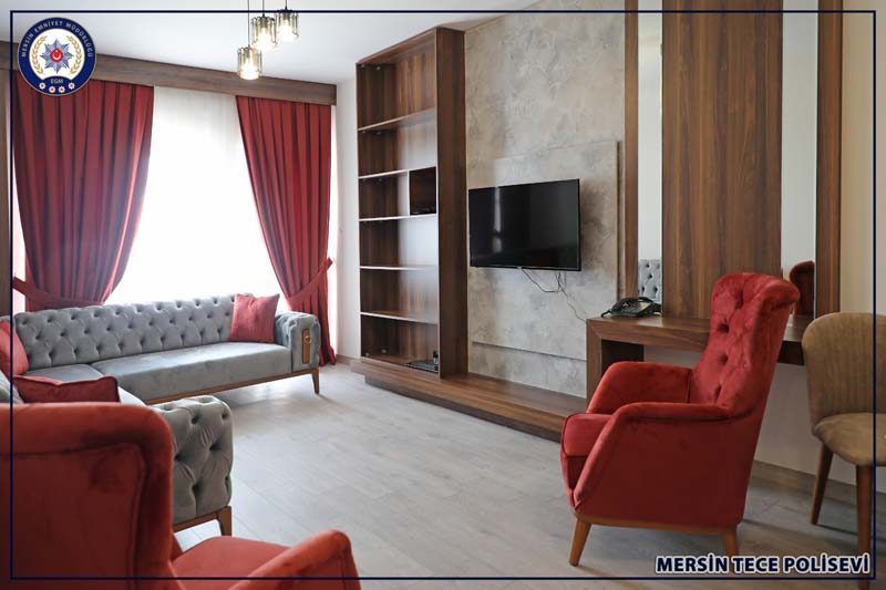 Mersin Tece Polisevi suit odasının salonu