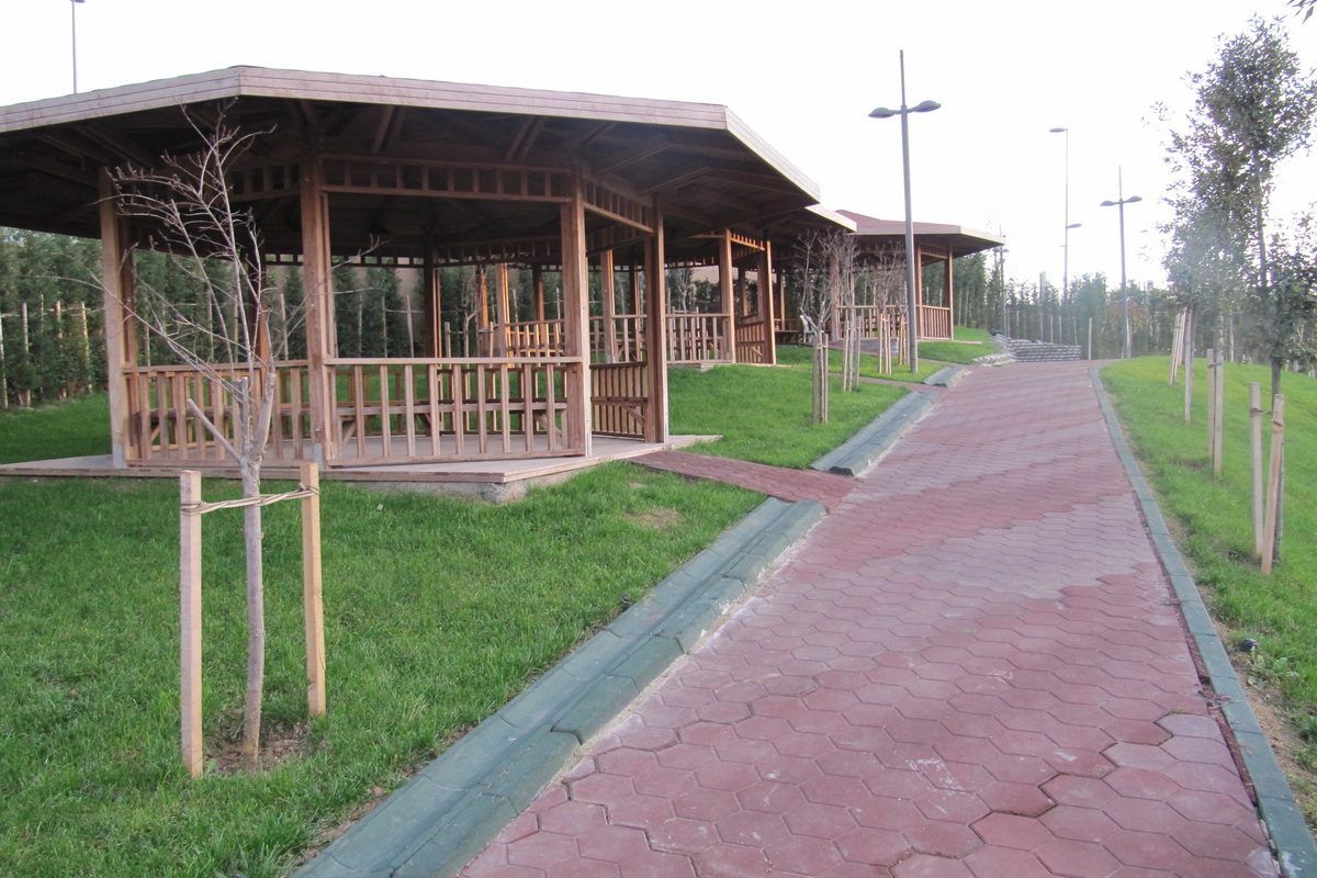 İstanbul PEKOM bahçesinde yürüyüş yolu