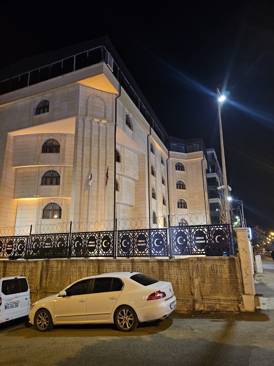 Midyat Polisevi binasının gece görünümü