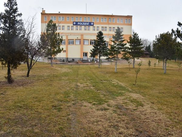 Niğde Polisevi bahçesi ve tesis binası