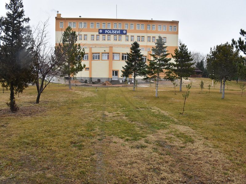 Niğde Polisevi bahçesi ve tesis binası