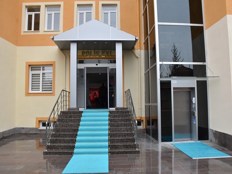 Niğde Polisevi girişi