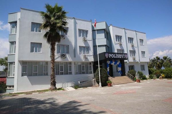 Osmaniye Polisevi binası ve bahçesi