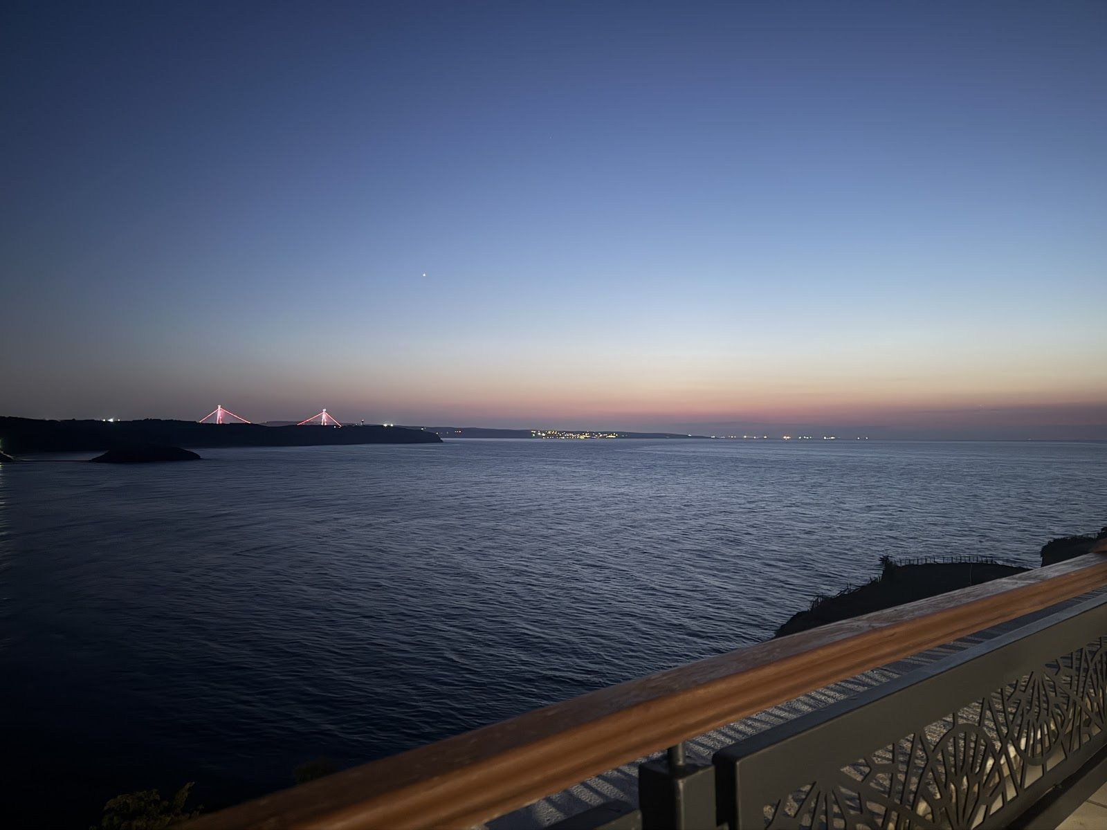 Riva Polis Evi terasından alacakaranlıkta Karadeniz manzarası