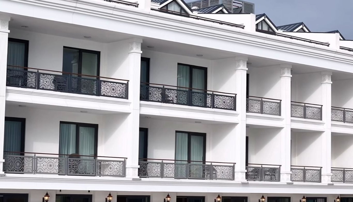 Riva Polis Evi binasının cephesi ve odaların deniz manzaralı balkonları
