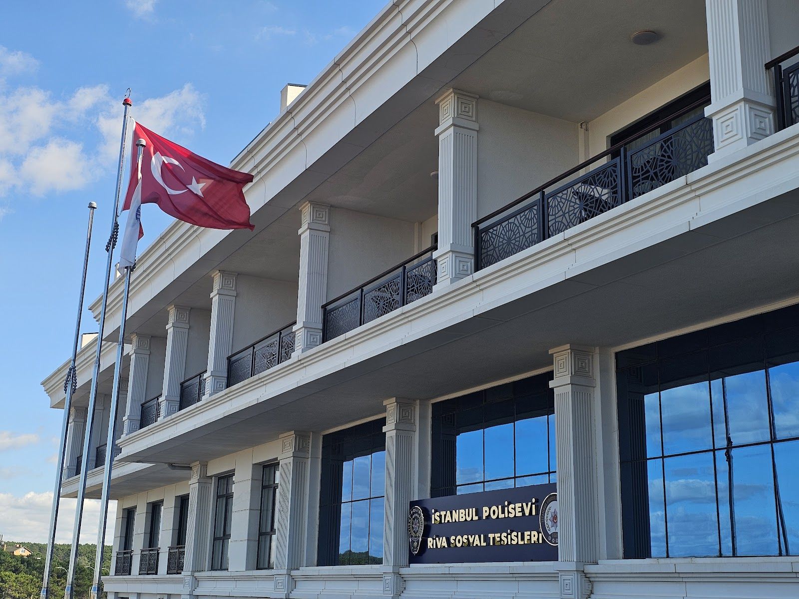 Riva Polis Evi'nin tesis binası ve İstanbul Polisevi Riva Sosyal Tesisleri tabelası