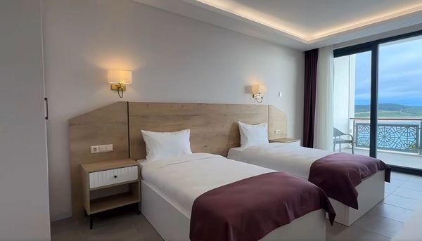 Riva Polis Evi'nde iki tek yataklı, balkonlu deniz manzaralı oda