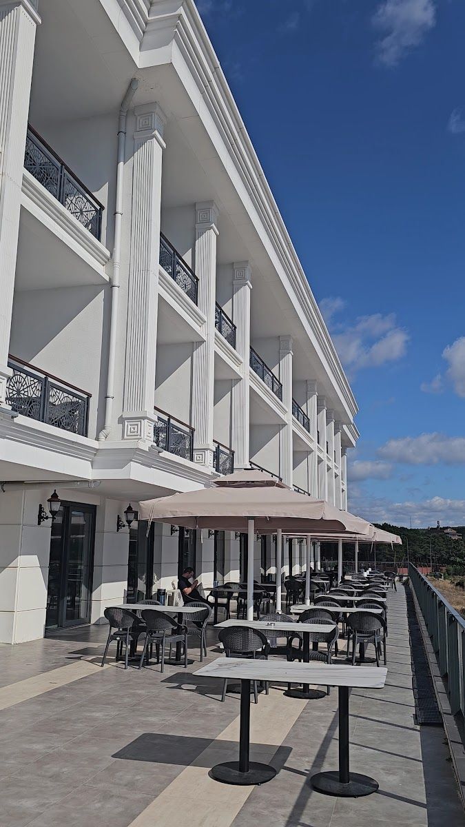 Riva Polis Evi'nin deniz manzaralı teras ve kafe oturma alanı