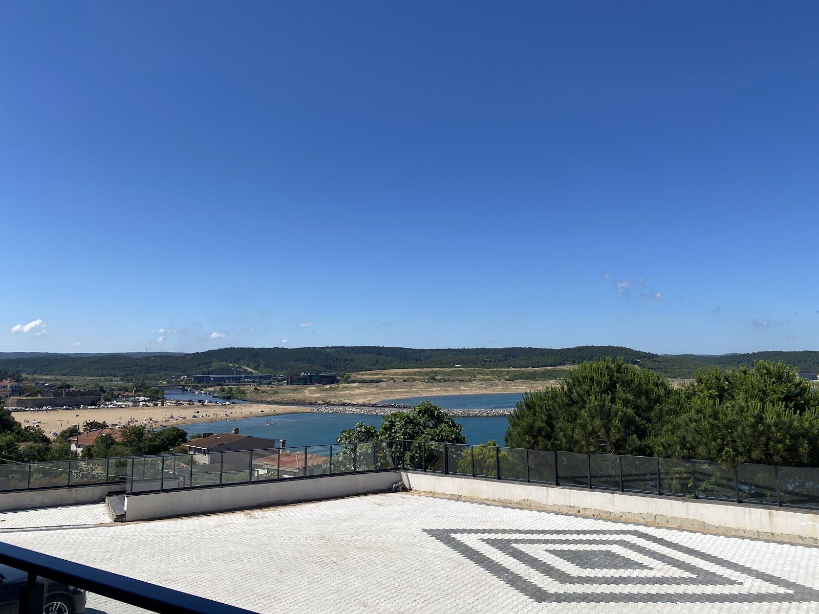 Riva Polis Evi'nin terası ve Riva koyuna bakan manzarası