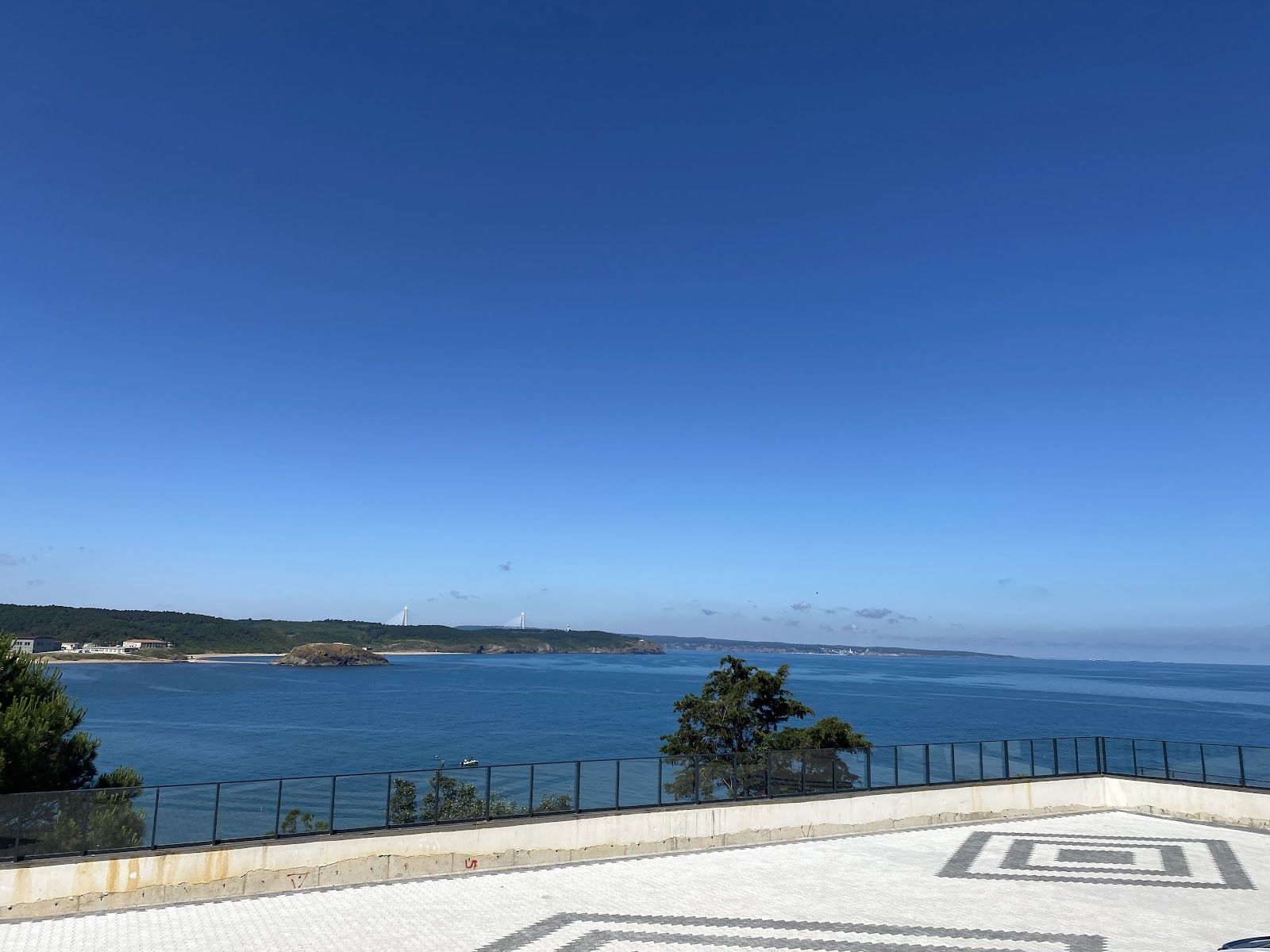 Riva Polis Evi terasından Karadeniz ve Riva koyu manzarası
