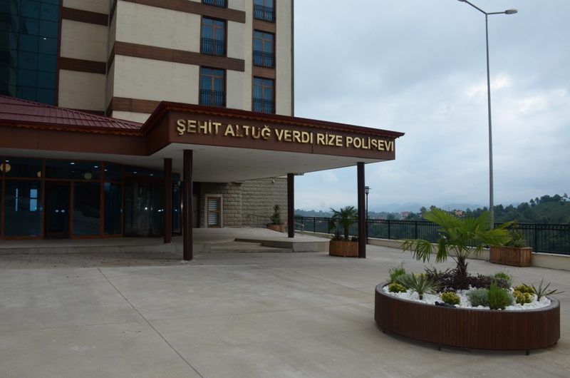 Şehit Altuğ Verdi Rize Polisevi giriş tabelası