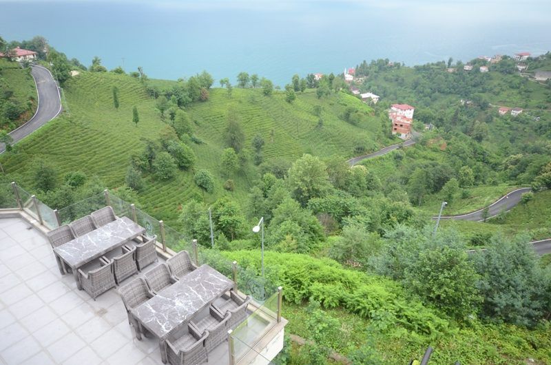Rize Polisevi tesisinden yeşil tepe manzarası