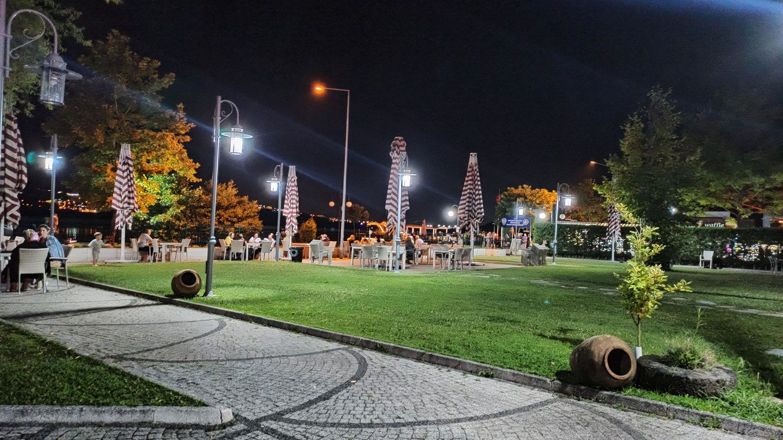 Sakarya Polisevi bahçesinin gece aydınlatması