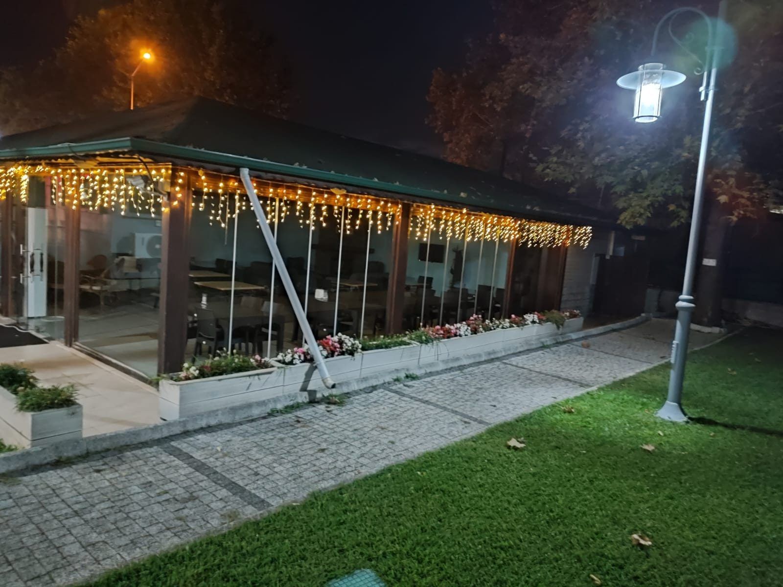 Sakarya Polisevi bahçesinin gece görünümü