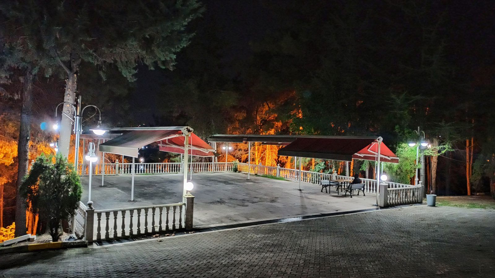 Sakarya Polisevi bahçe restoranının gece görünümü