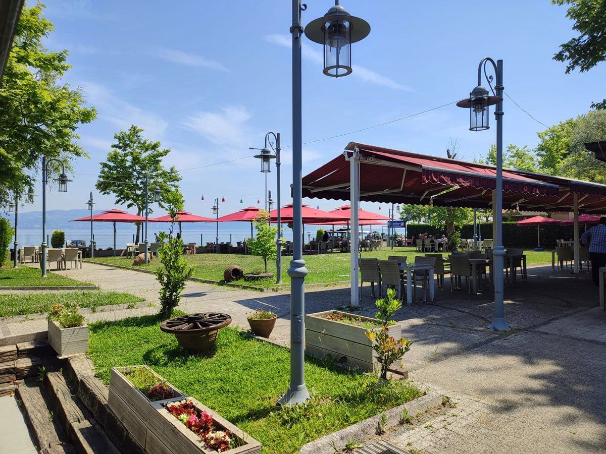 Sakarya Polisevi bahçesinde şemsiyeli oturma alanı