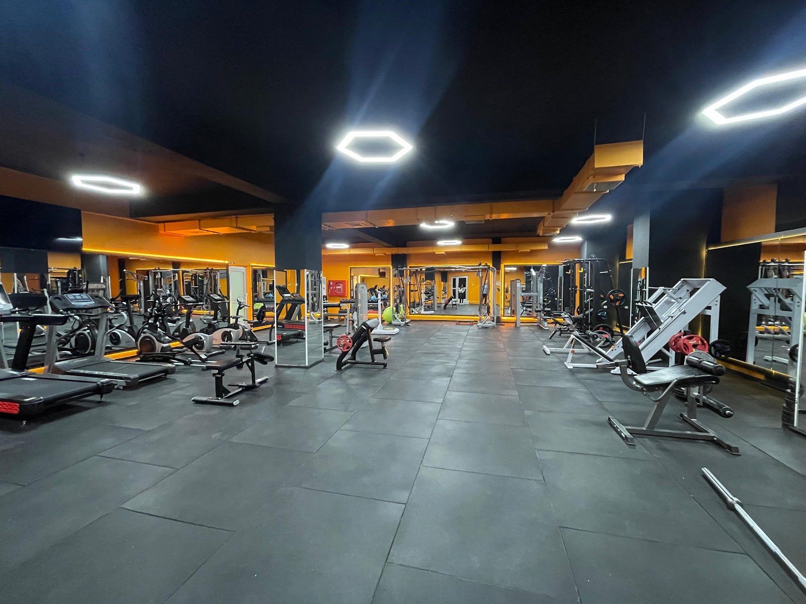Şanlıurfa Polisevi spor salonunda kondisyon aletleri