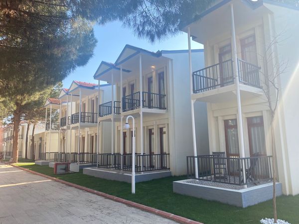 Seferihisar Polis Kampı'nın balkonlu konaklama blokları