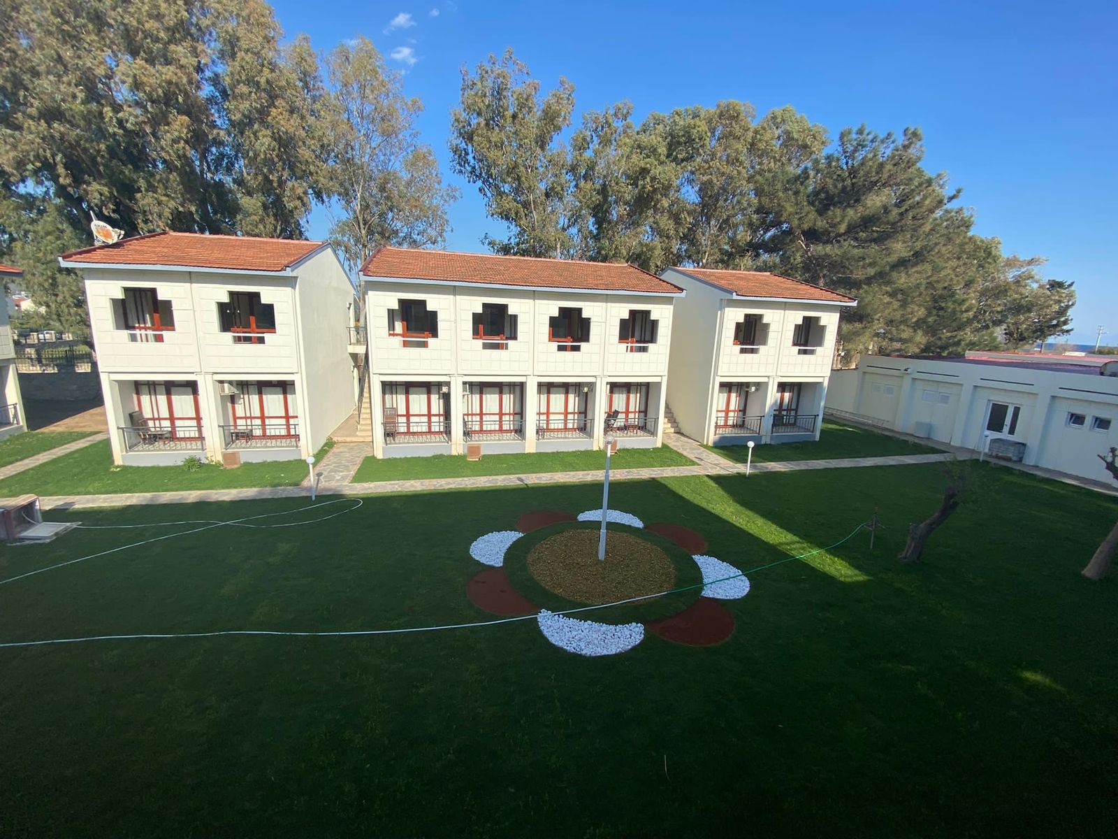 Seferihisar Polis Kampı konaklama binası ve bahçe düzeni