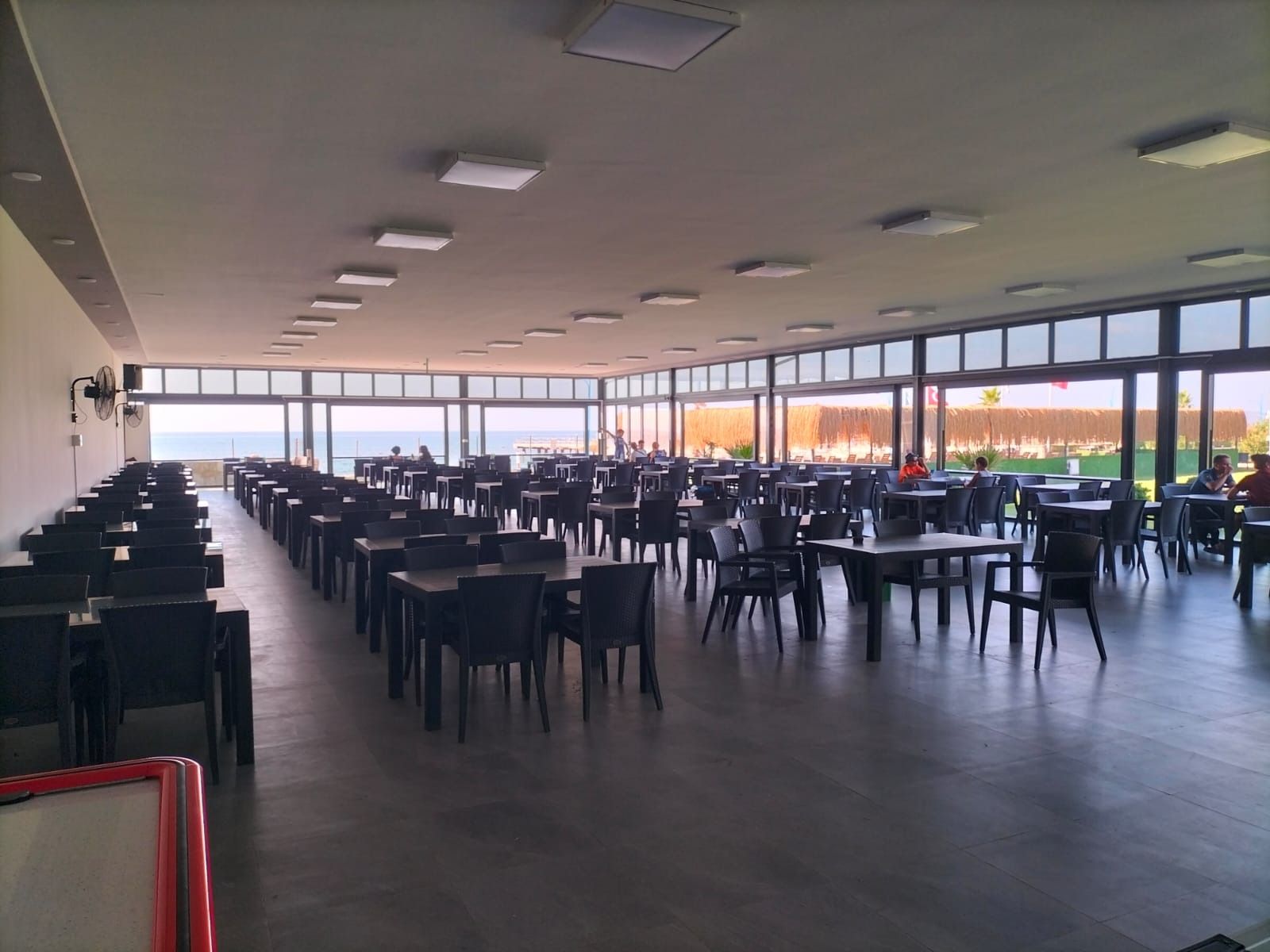 Seferihisar Polis Kampı'nın deniz manzaralı restoran salonu