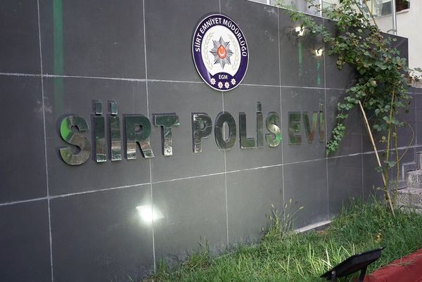 Siirt Polisevi giriş tabelası